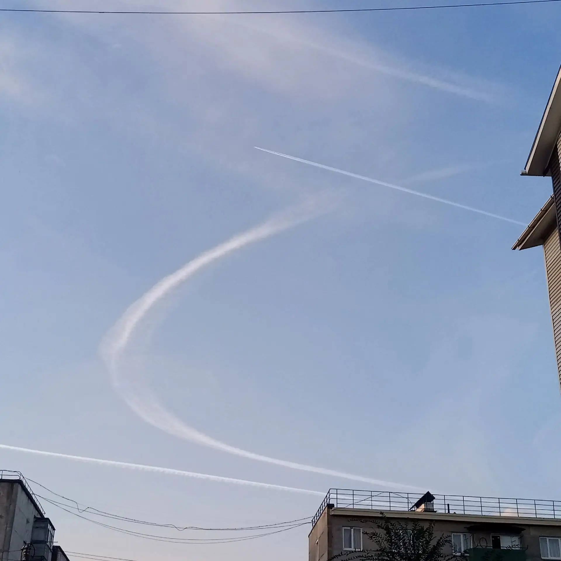 Что это было, два самолета нарезали круги, видать заблудились 🤣