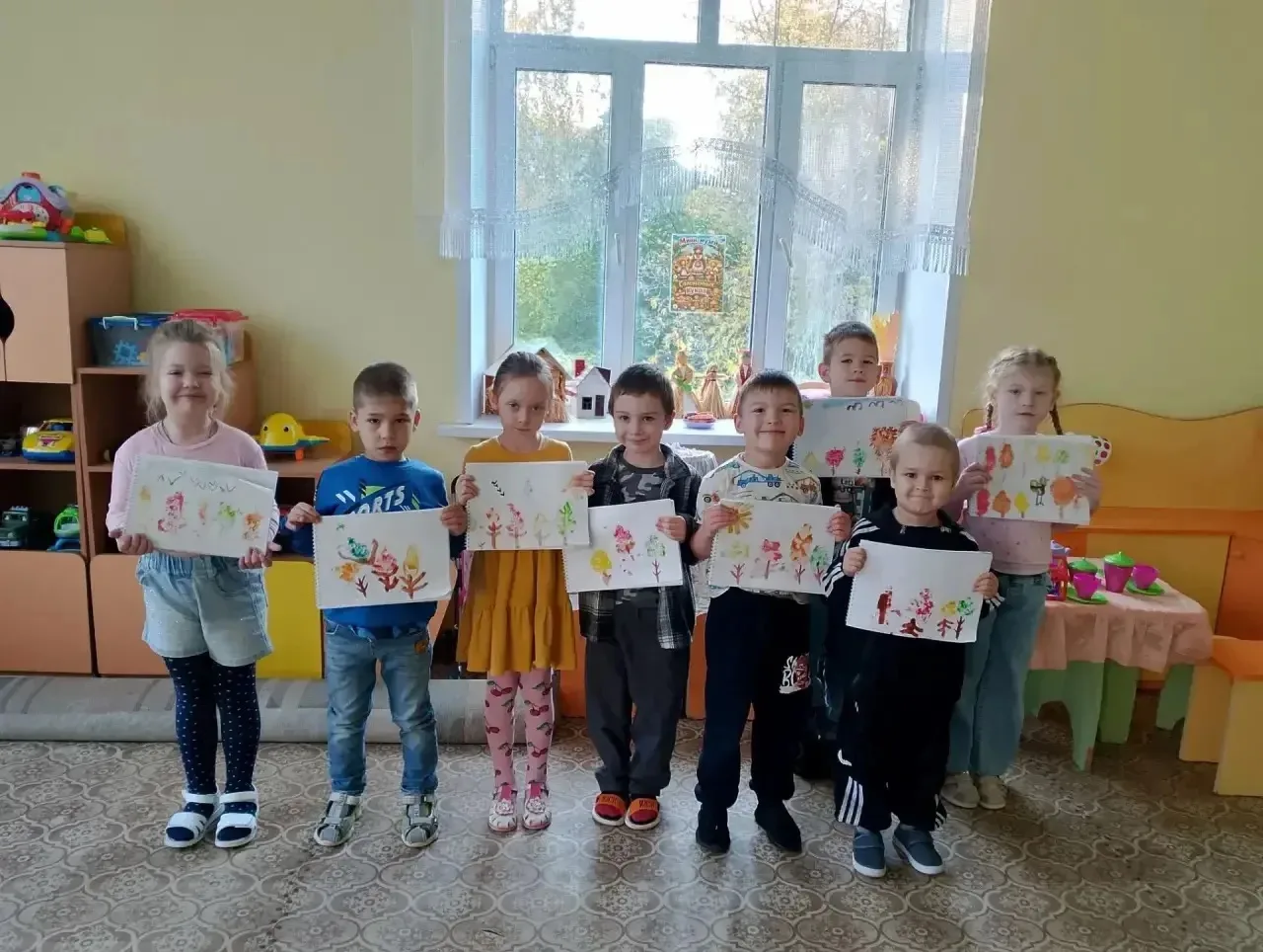 В старшей группе прошло итоговое занятие на тему «Осенние деревья». Дети рисовали дерев...