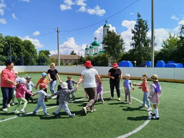 Лето- страна вечного детства, в которой даже взрослые иногда чувствуют себя немножко детьми. Жизнь д