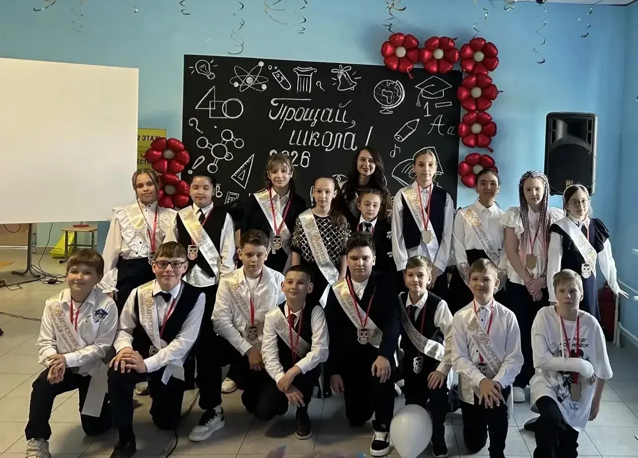 🎓🔔Смешные банты, первые «пятерки», громкие перемены и тихие уроки... Мы перелистнули ...