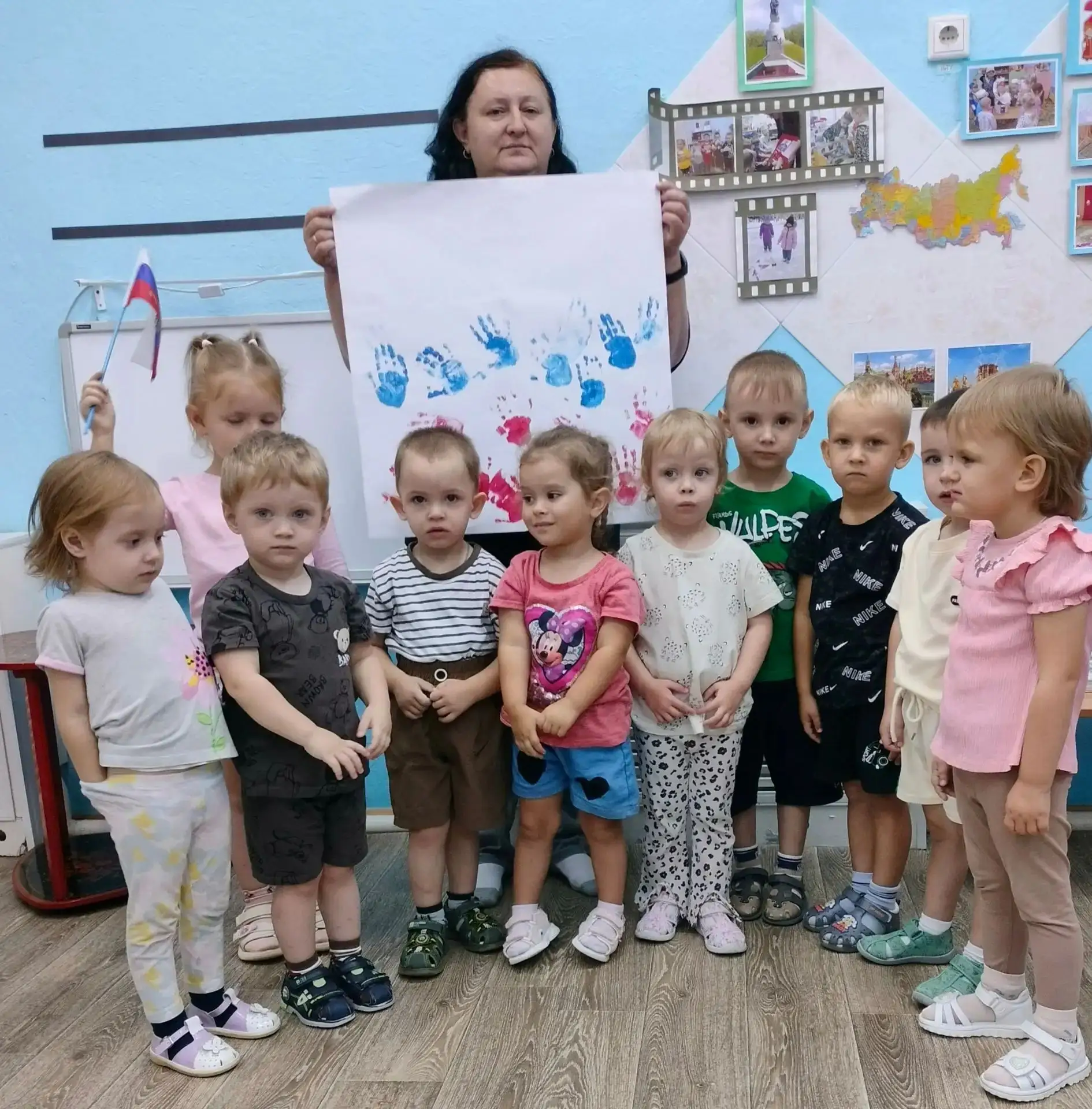 "В нашей младшей группе царит праздничное настроение! В преддверии Дня Государственного...