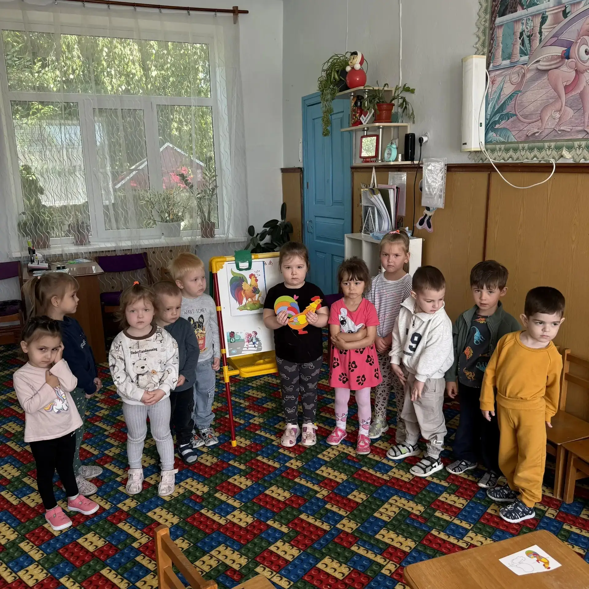 Петушок к нам в садик шёл,