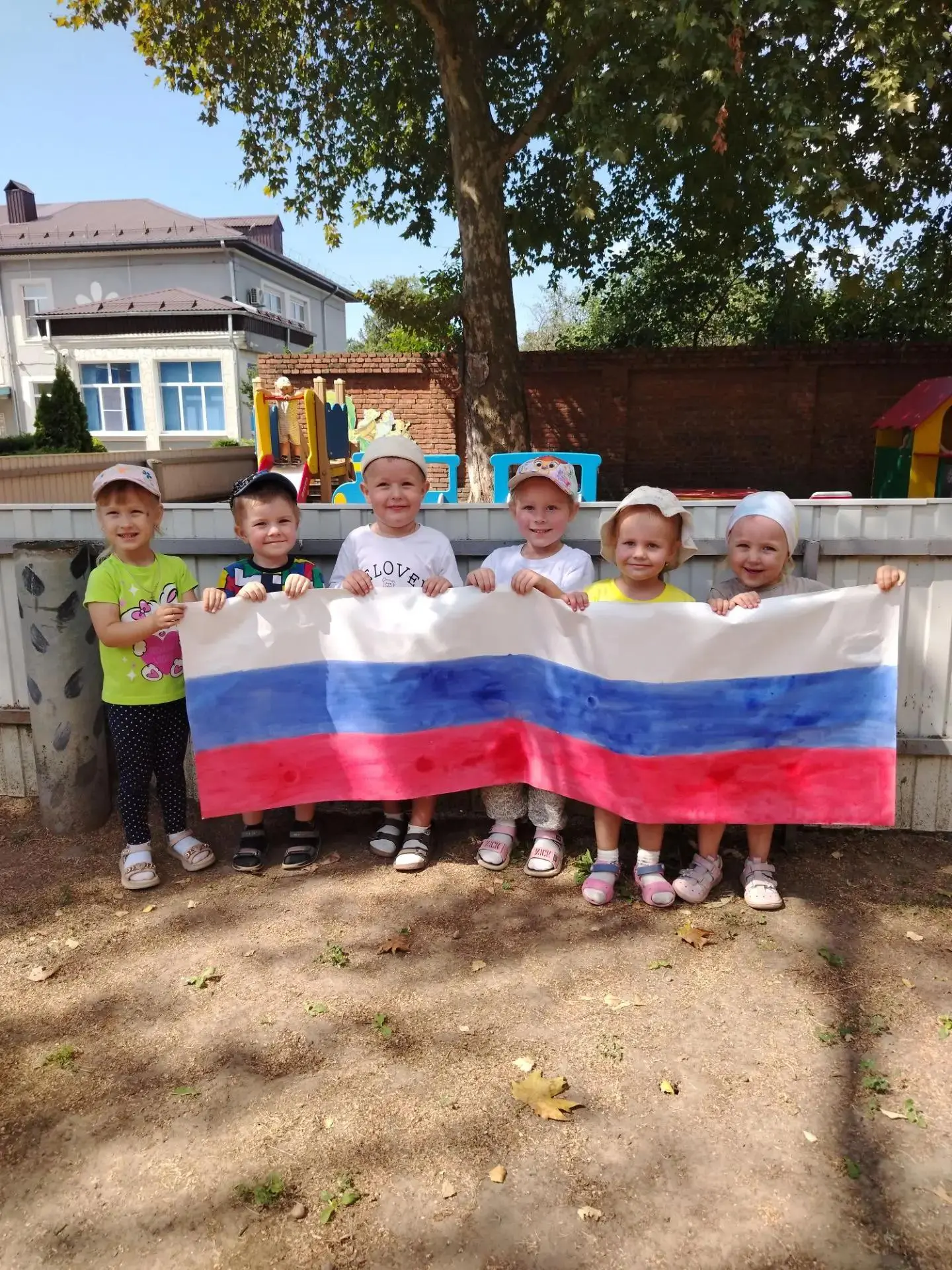 Праздник триколора глазами малышей — это прежде всего тактильная радость  В рамках тема...