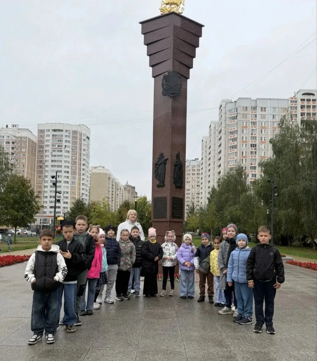 18 сентября обучающиеся 1 "А" и "В" классов совершили экскурсию по микрорайону "Кузнечи...