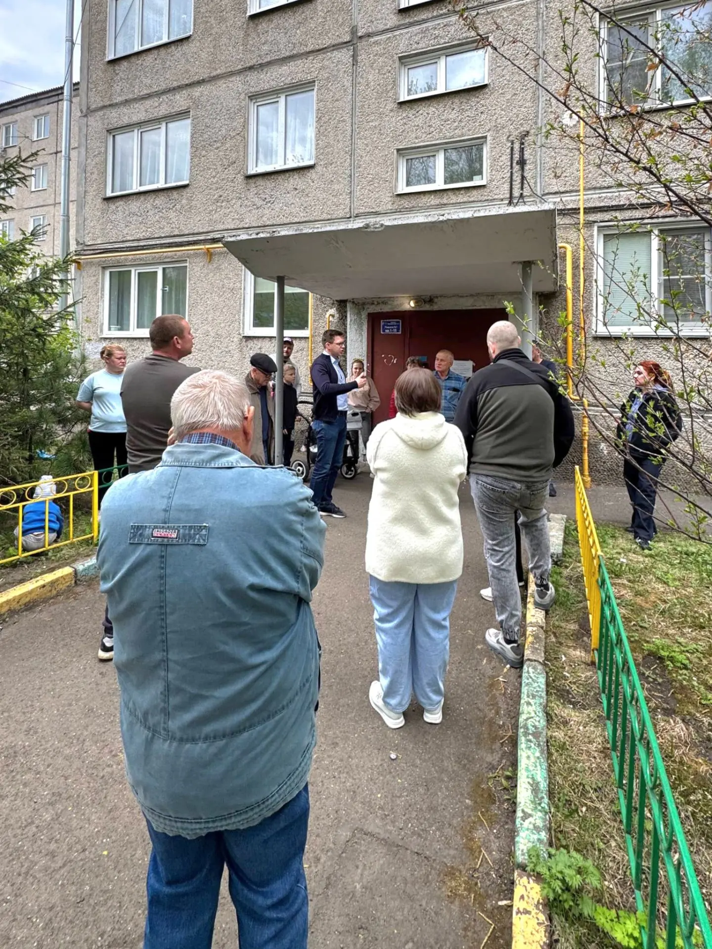 Наводим порядок на проспекте Ульяновском 

На встречах с жителями в очередной раз столкнулся с класс