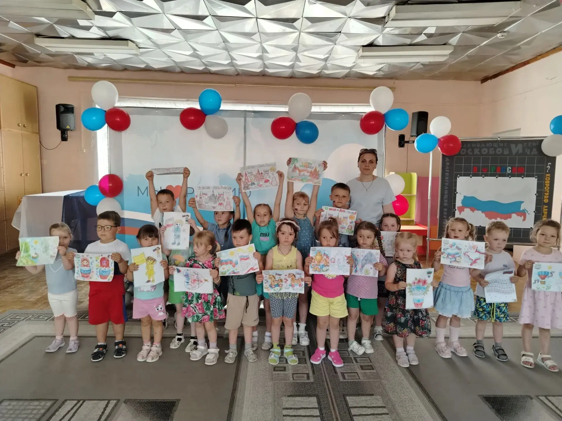 🇷🇺🇷🇺🇷🇺"В этот день вокруг красиво:
Всюду флаги и цветы,
День России! День России!
Нарядились я