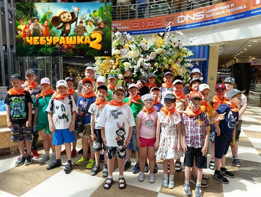 В 8 день лагеря мы  посмотрели фильм "Чебурашка2" в кинотеатре "Синема Стар". Ребята с ...