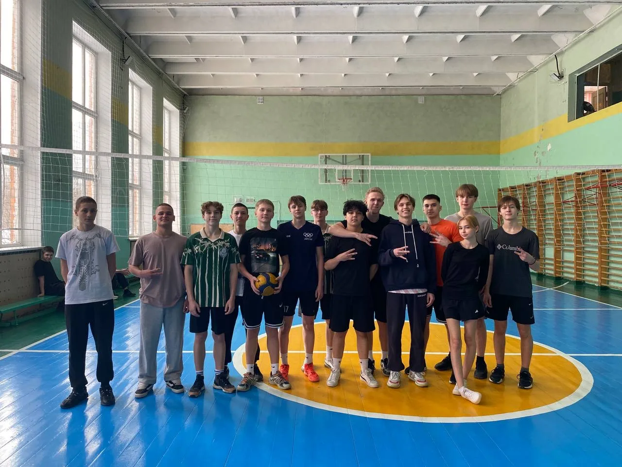 Школьные соревнования по волейболу в честь Дня защитника Отечества 🇷🇺  Вчера в нашей школе в честь Д