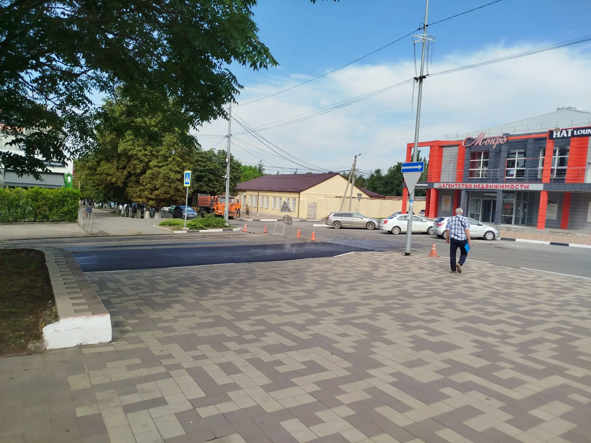 По улице Ленина кладут асфальт. Поворот с улицы Победы перекрыт