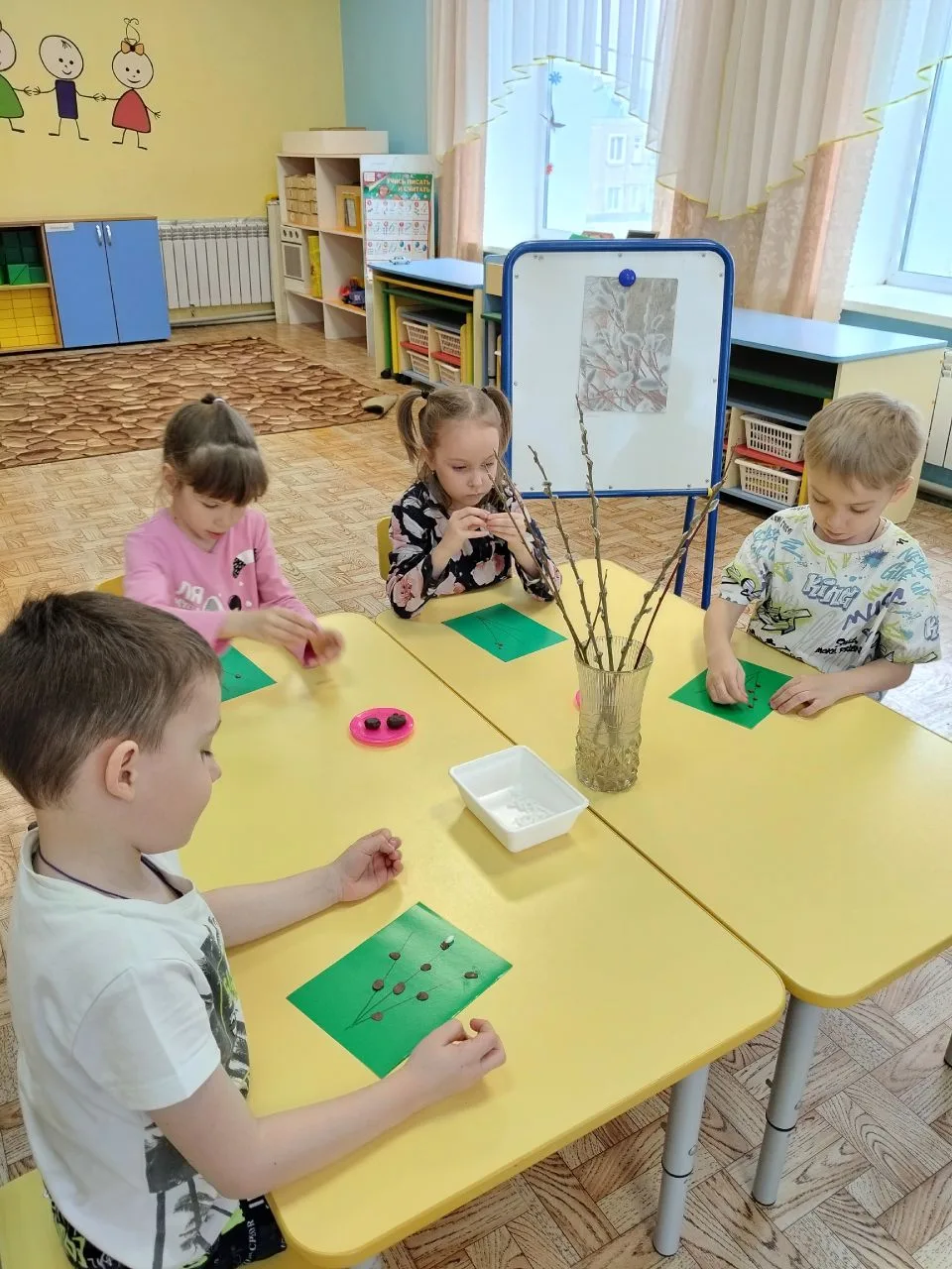 Сегодня в группе "Лучики" прошёл мастер-класс, посвящённый Вербному воскресенью. Ребята...