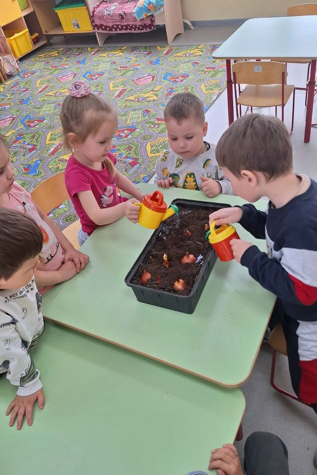 Маленькие руки — большие открытия!🖐Сегодня в нашей разновозрастной группе произошло маленькое чудо: 