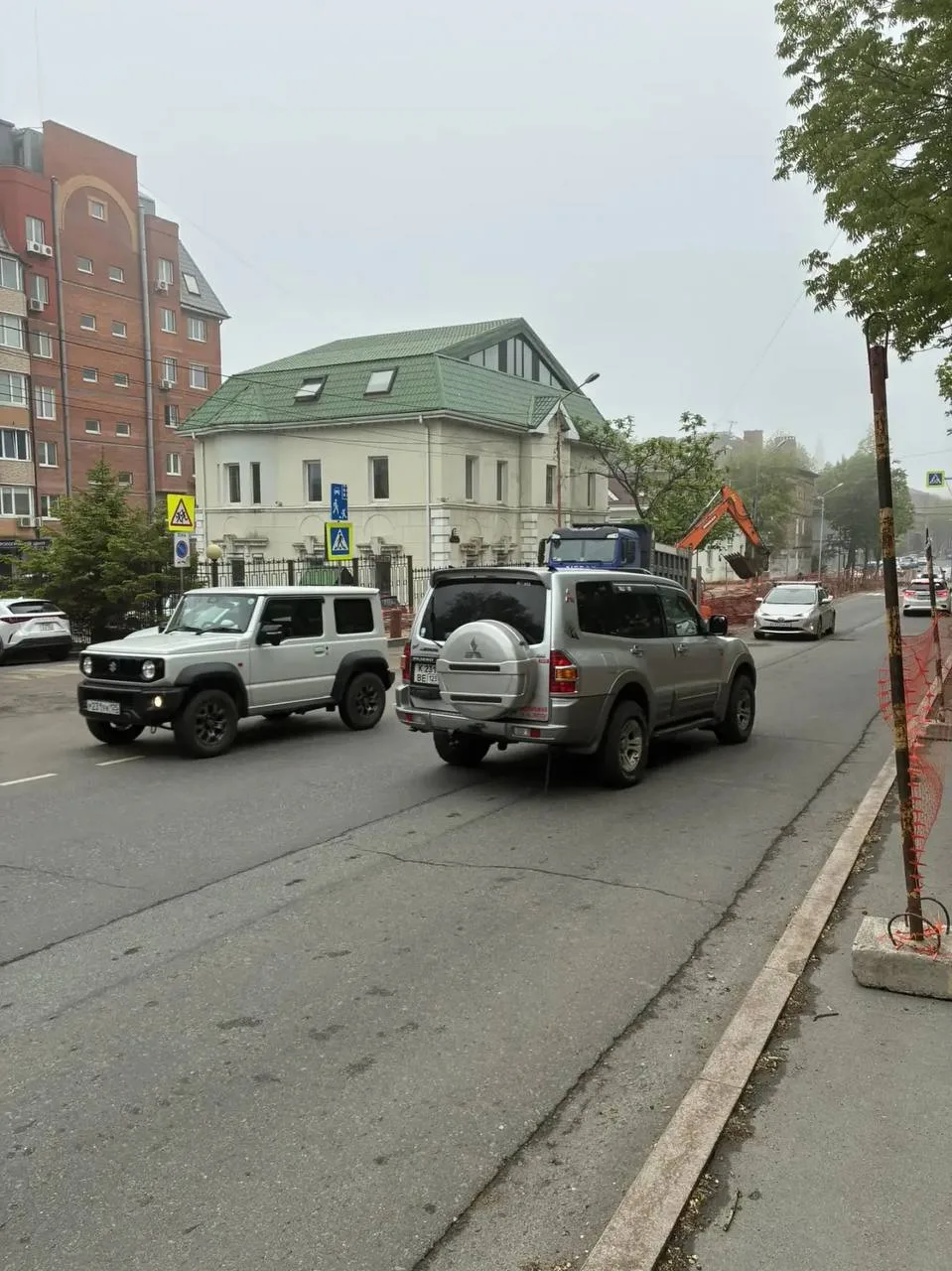 Большие сложности для пешеходов на Пушкинской во Владивостоке: школу и дома отрезали и перехода нет.