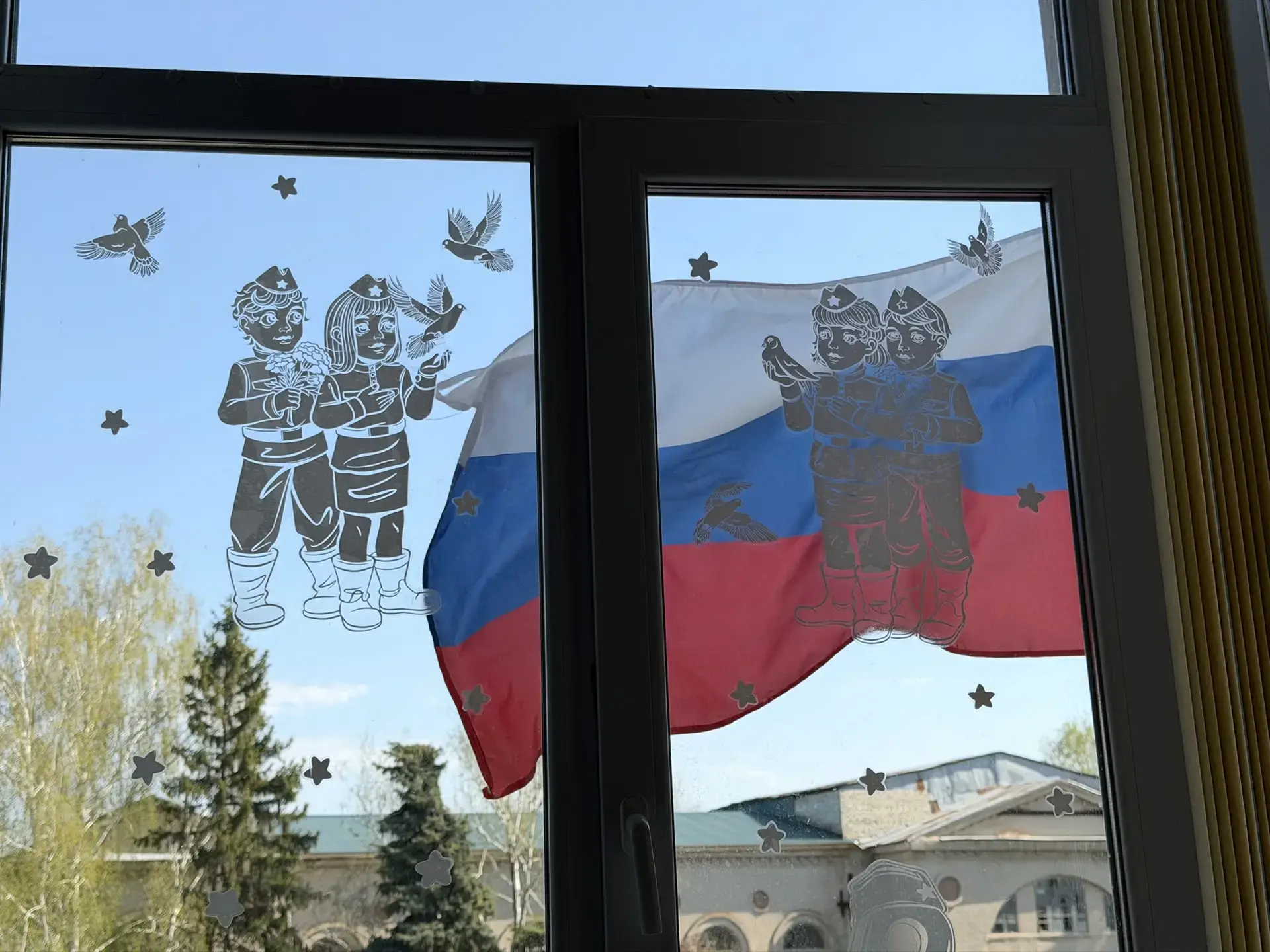 Троицкий дом детского и юношеского творчества присоединяется к акции «Окна Победы», что...