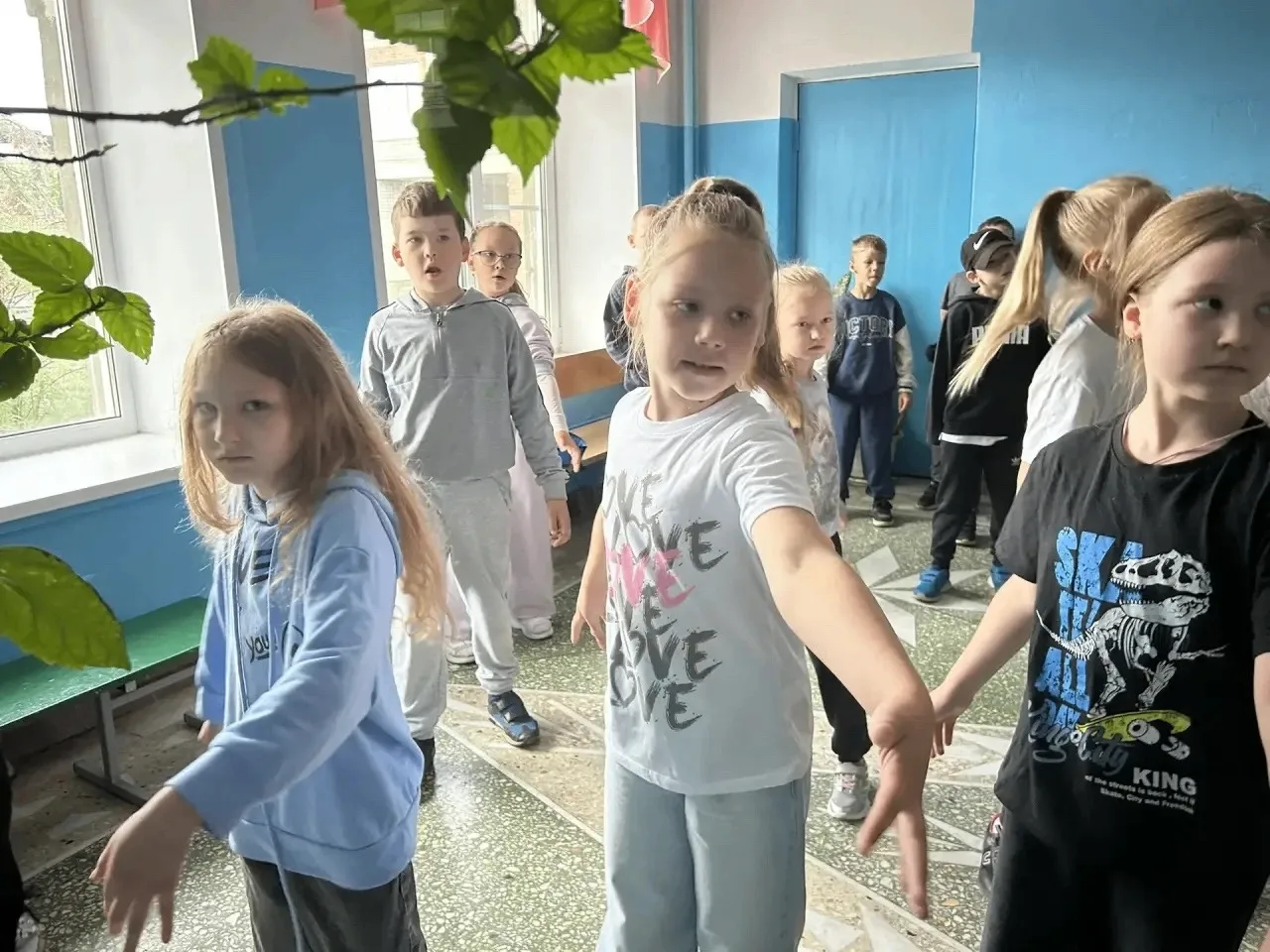 Дождь — не помеха для бодрого утра!
Зарядка не отменяется — просто переехала в тёплый корпус, где ре