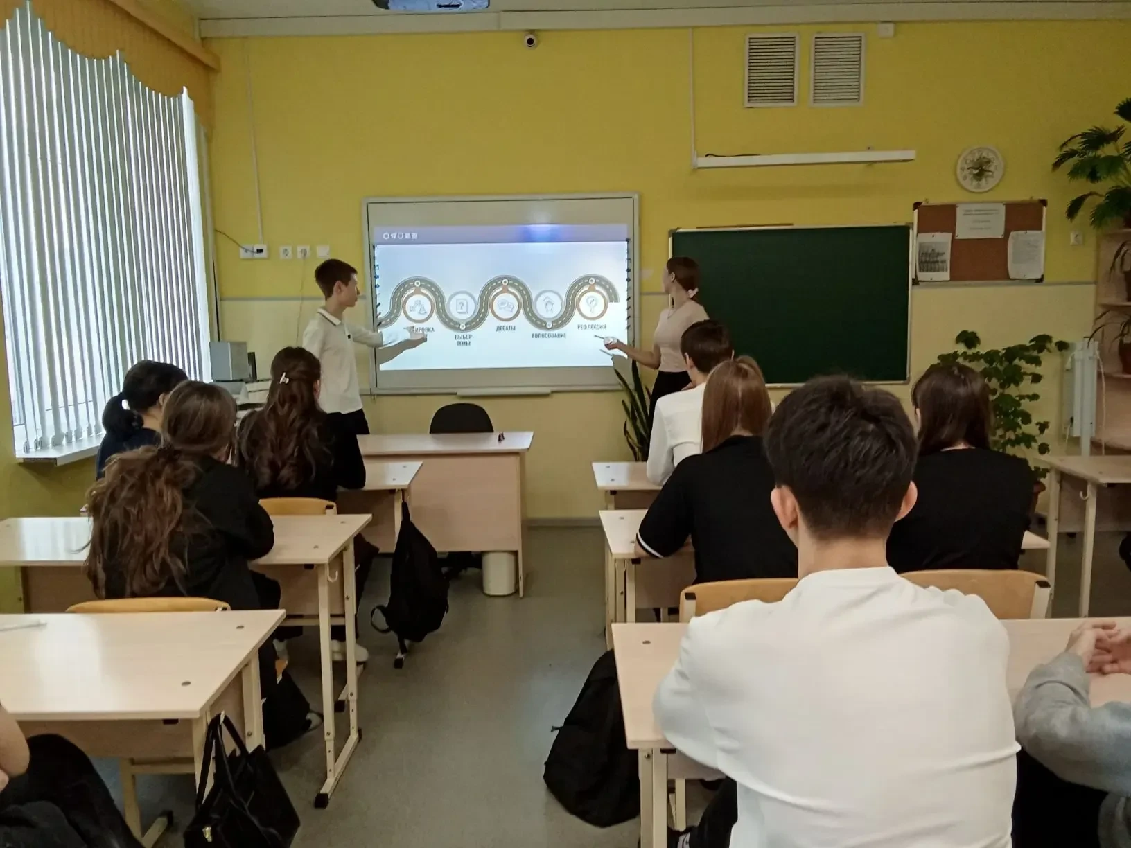 Сегодня наши ученики 9-11 классов приняли участие в необычном уроке «Карьерные развилки»! 🧠 Что это 