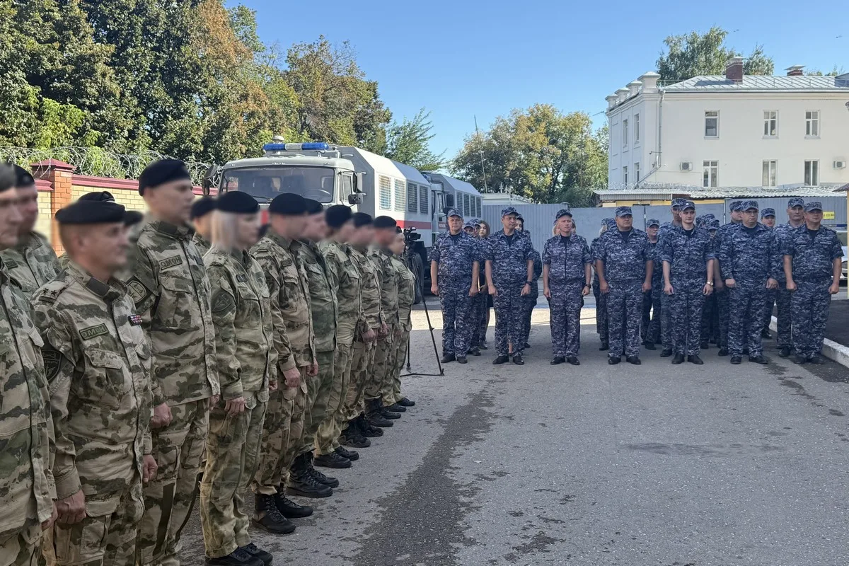 В Самаре ко Дню Государственного флага Россиийской Федерации открыли мурал на здании ре...