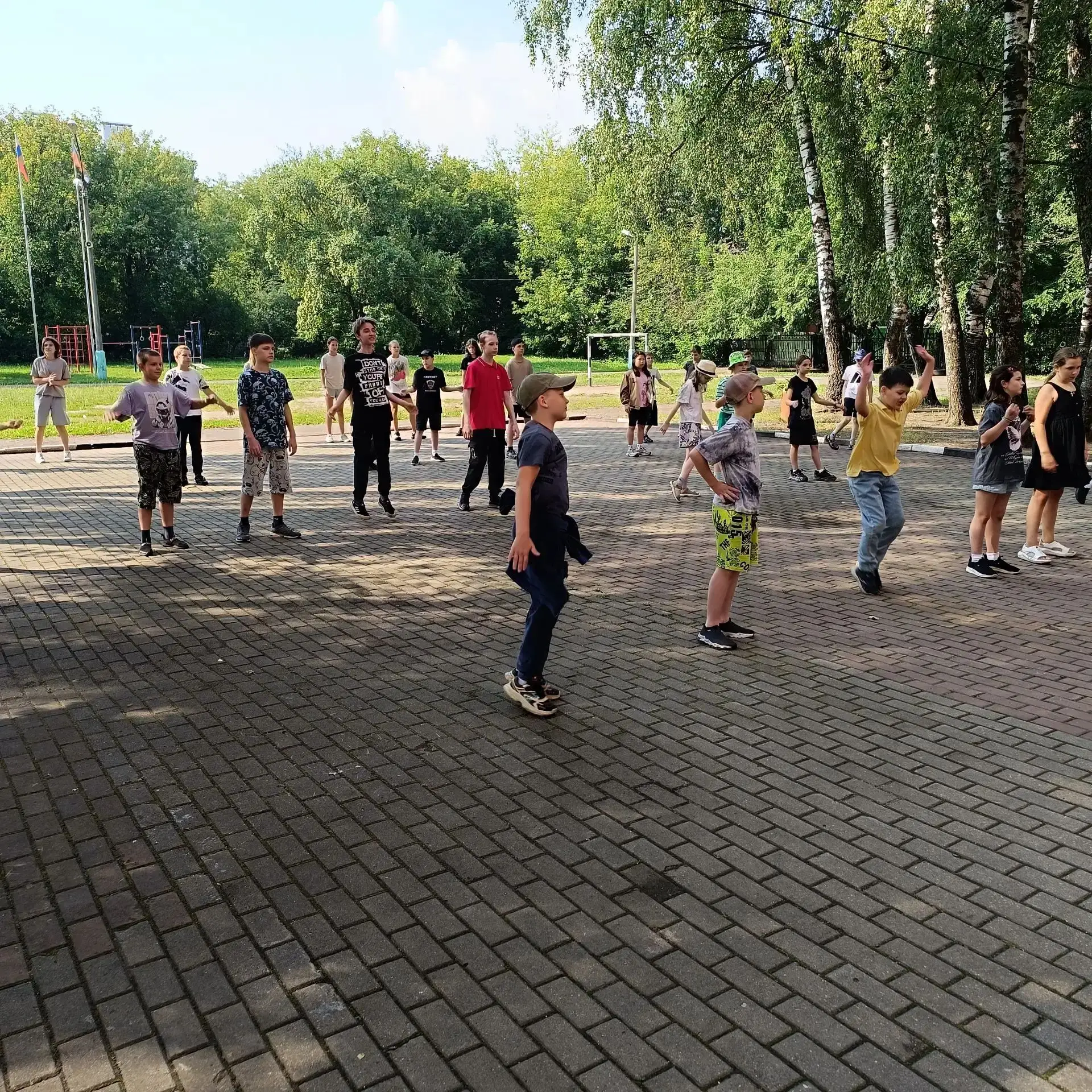 Утро в движении — день с историей!
    Наш пришкольный лагерь сегодня начался бодро: утренняя зарядк