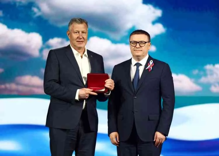 Орден Александра Невского вручен коллективу автомобильного завода «Урал»               

Павел Яковл