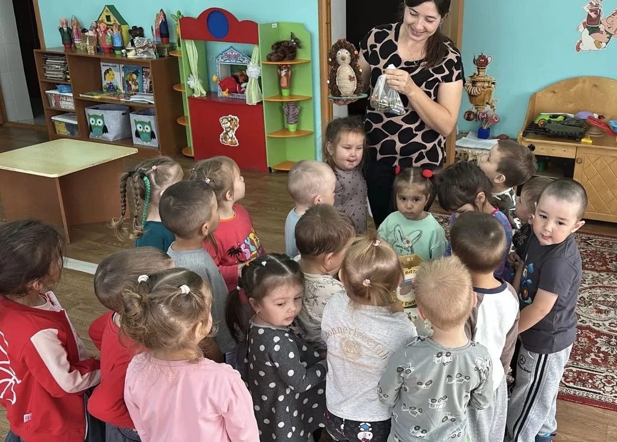 Кечкенәләр төркеме "Сдай батарейку-помоги ёжику" экологик акциясендә катнаша.