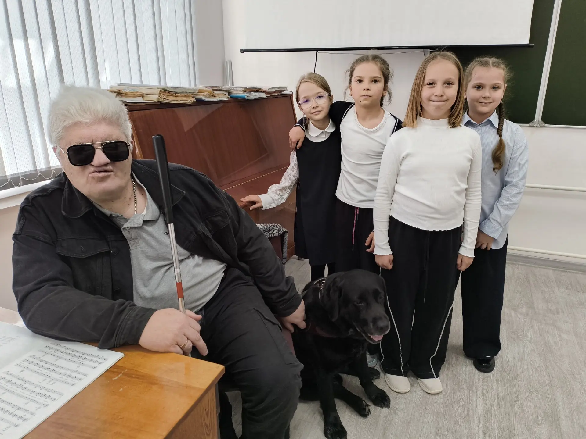 В преддверии Международного дня собаки-поводыря в нашей школе состоялась встреча с журн...