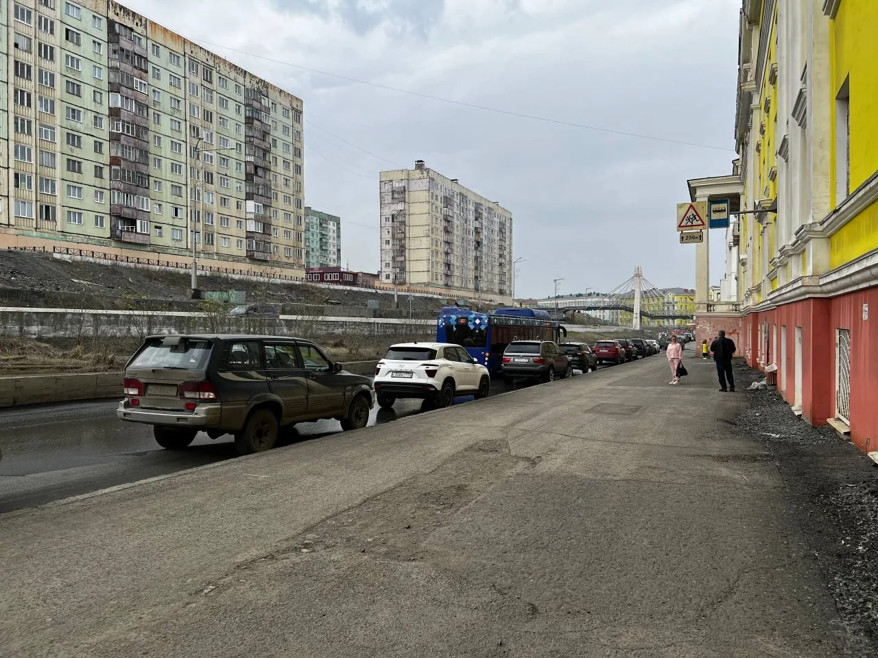 Будьте людьми, уберите свои авто от остановки, куда автобусу людей высаживать?

📝  Отправить своё с