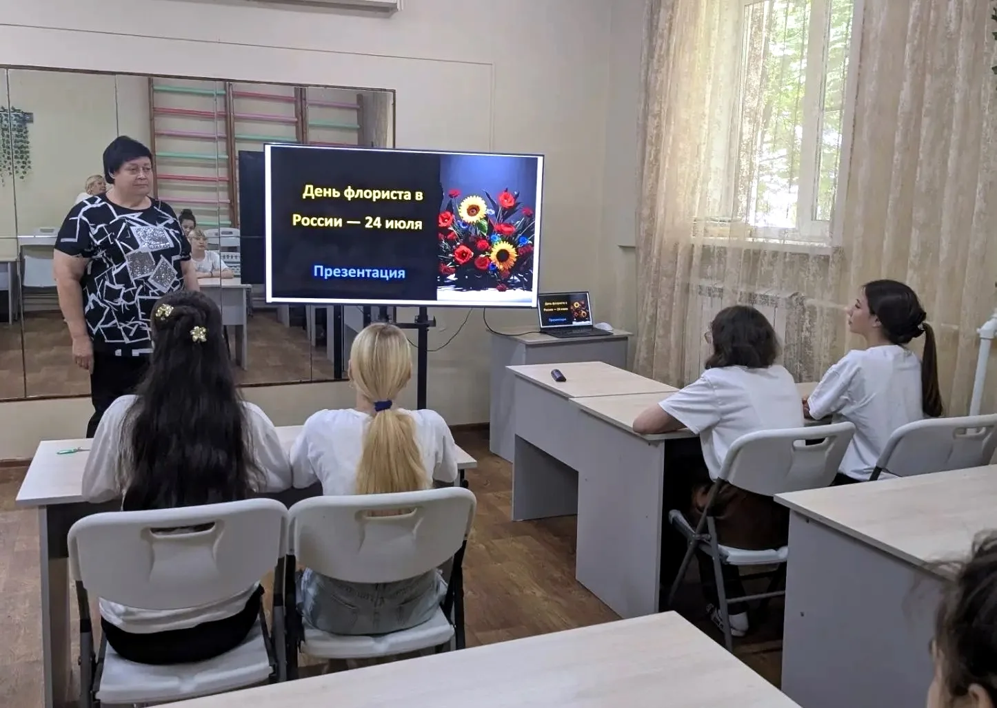 📋 24 июля, в рамках празднования Дня флориста, воспитанницы Центра «Мы вместе» приняли участие в ув