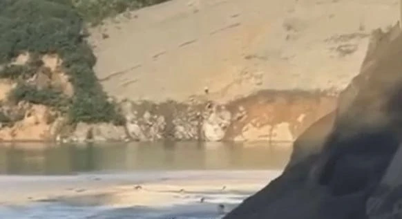 В Нижнем Тагиле на Лебяжинском карьере из‑за обвала грунта погибла 13‑летняя девочка. В тот день на 