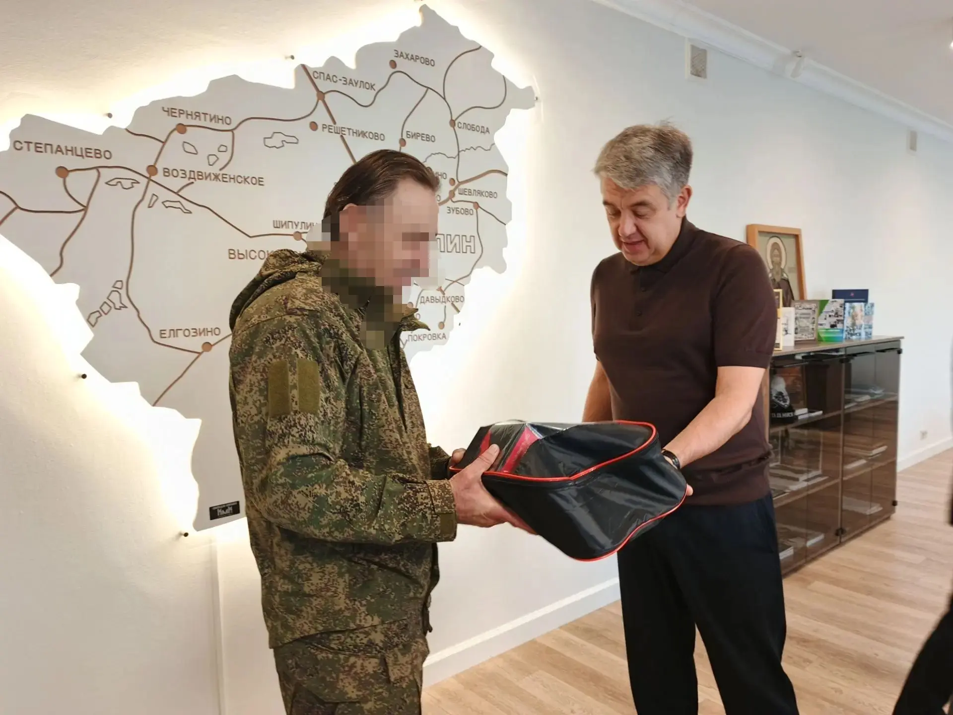 Встретился с военнослужащим и его семьёй. Передал ему оборудование, о котором он попрос...