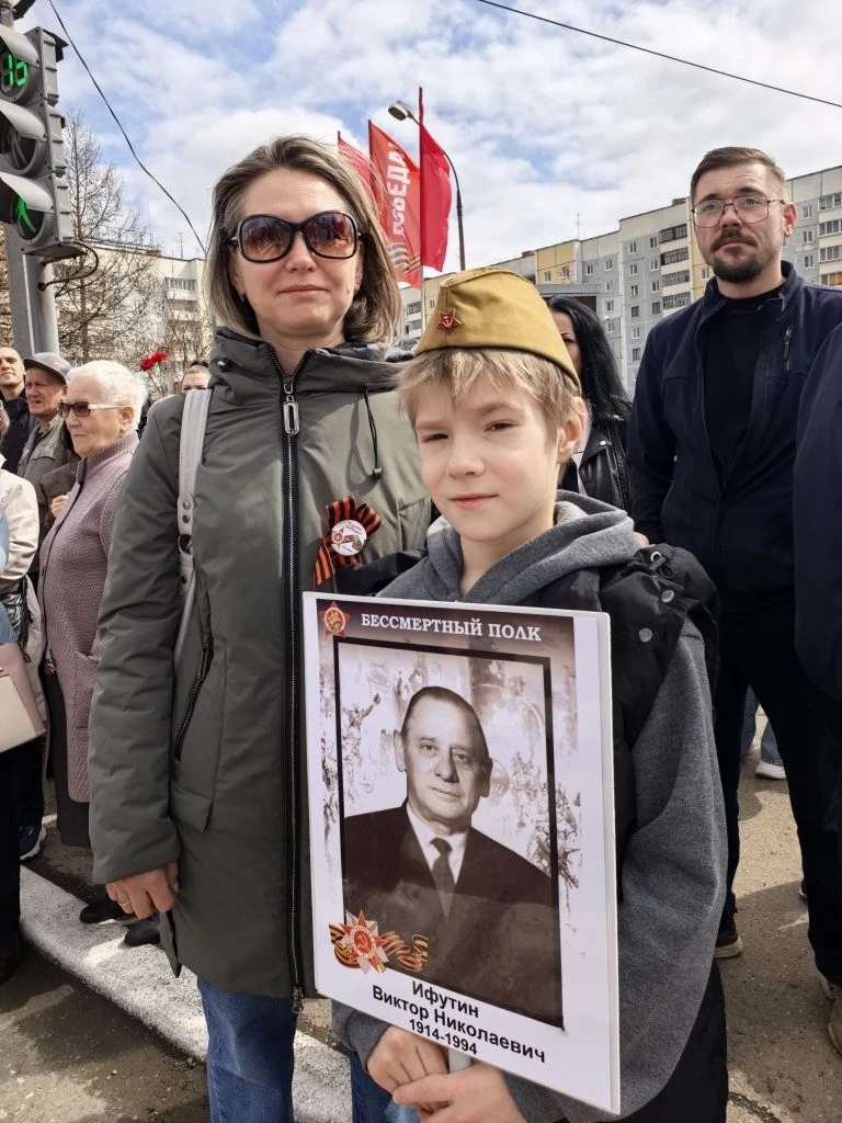 🎉В Центральном районе Братска  праздник в самом разгаре. Братчане дружно идут к Мемориалу Славы, что