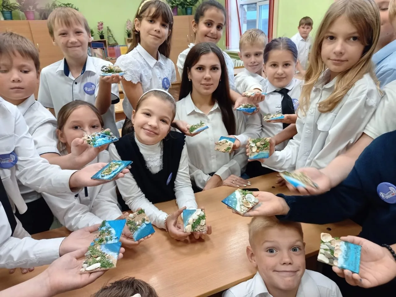 Участники акции «Учитель: профессия, которой мы гордимся» обучающиеся МБУ ДО Детско-юно...