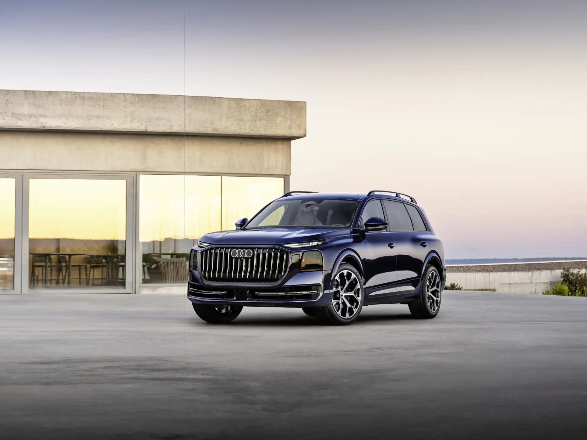 Компания "Audi" представила своего нового флагмана - самый большой автомобиль в истории бренда "Audi
