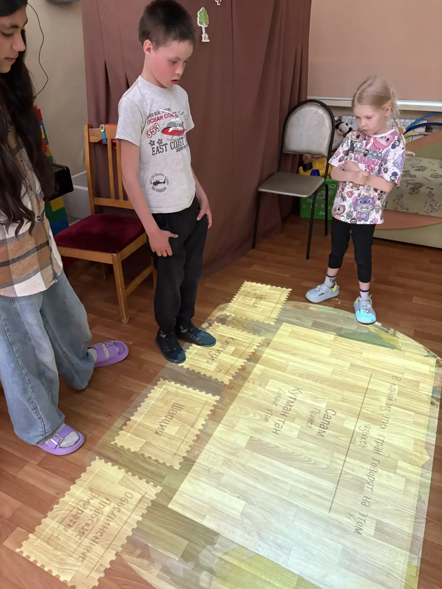 Сегодня на групповом занятии дети играли в интерактивный пол. 
Ребята очень любят играть в «Морской 