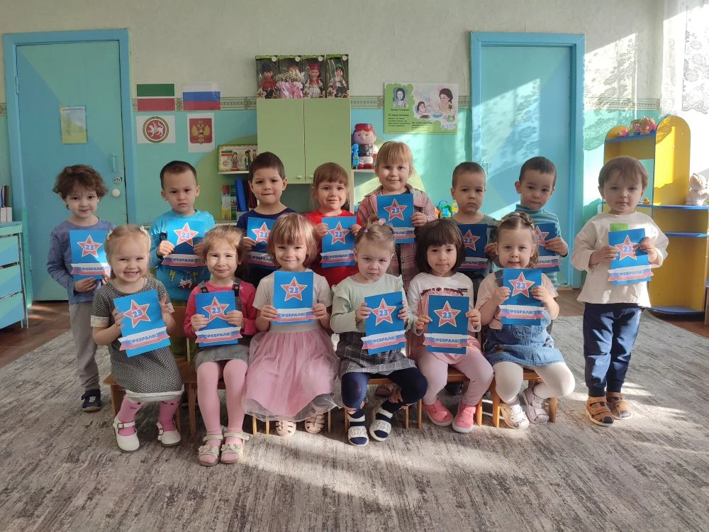 Дети второй младшей группы сделали подарки для пап!