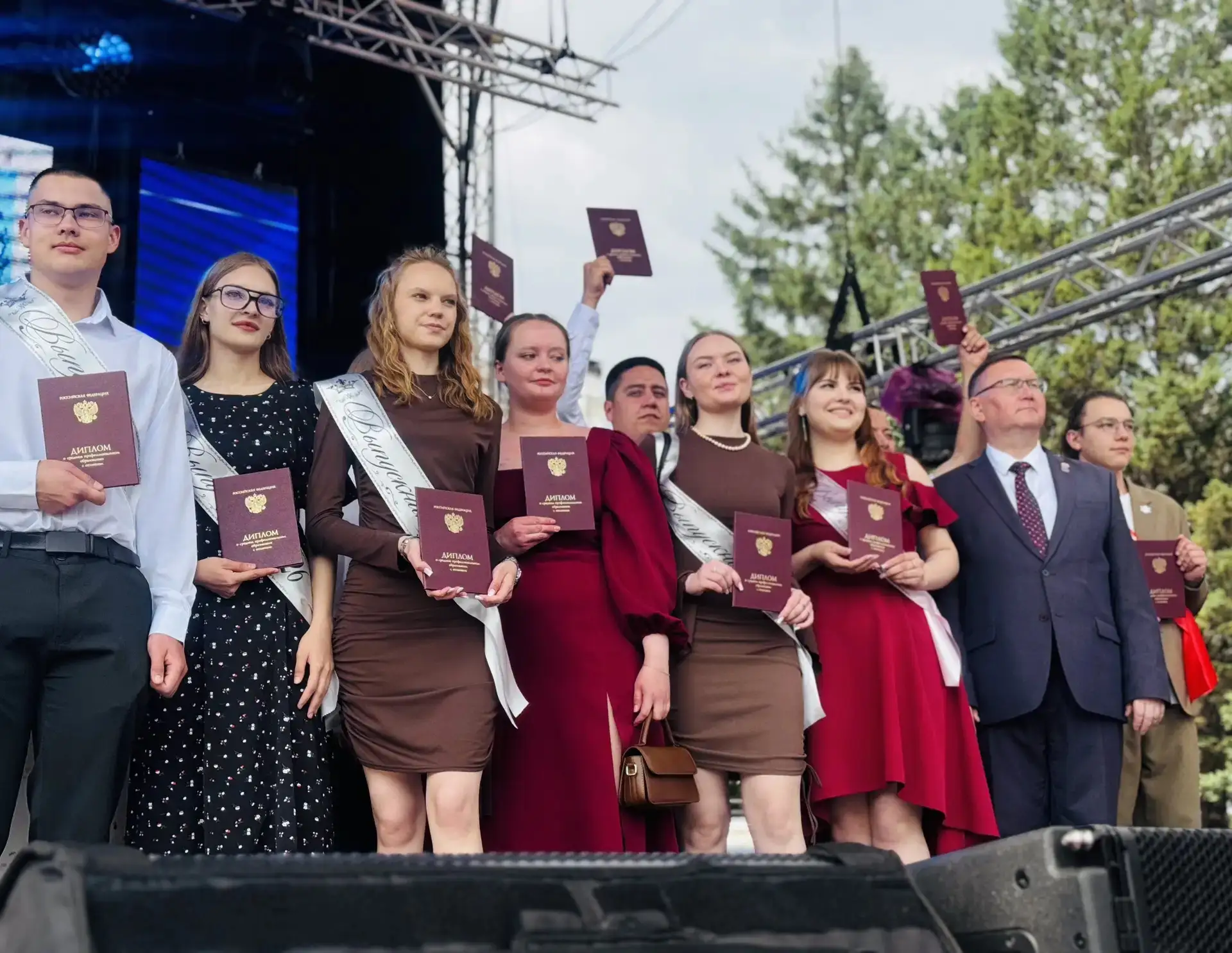 👏🔥🖐️ 663 выпускника СПО получили красные дипломы на главной площади Бурятии