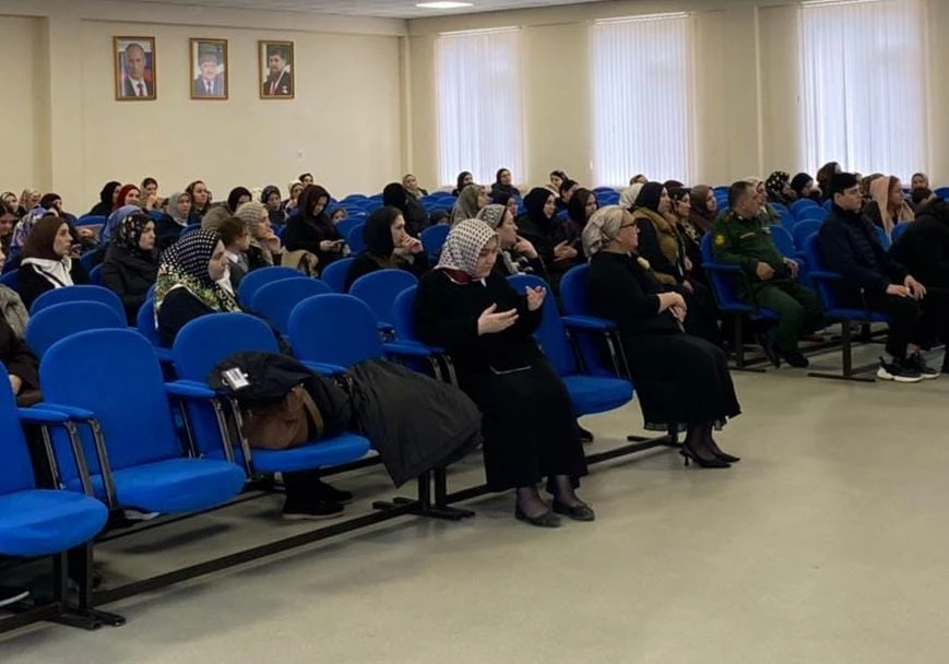 В МБОУ "СОШ 42" г. Грозного было проведено общешкольное родительское собрание обсуждали...