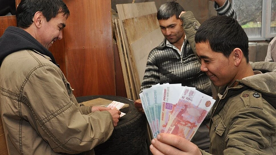 В Госдуме предложили взимать с мигрантов деньги за международные переводы
