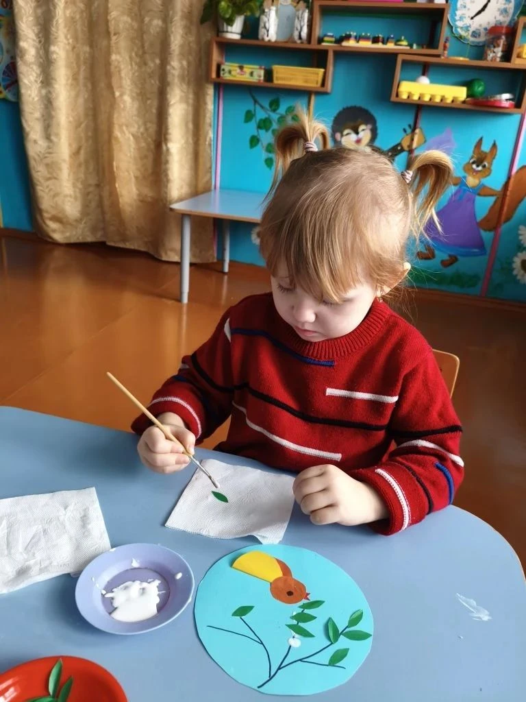 Аппликация “Птички” - это замечательное занятие для детей, особенно в весеннее время года.