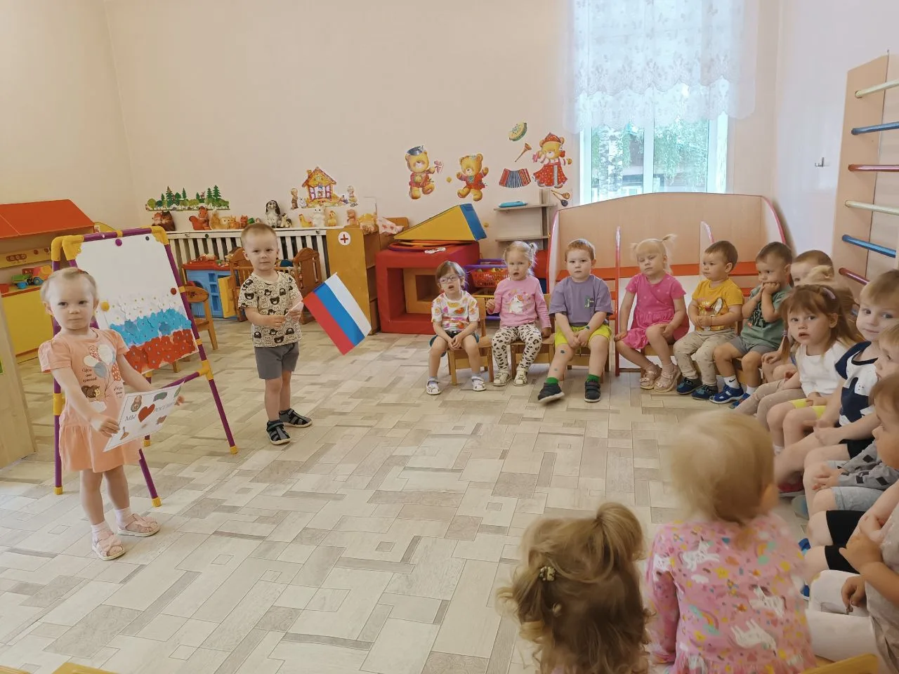 🇷🇺 Мы живём в стране могучей, 
  Самой дружной, самой лучшей,
  Страну в которой мы живём,
  Росси