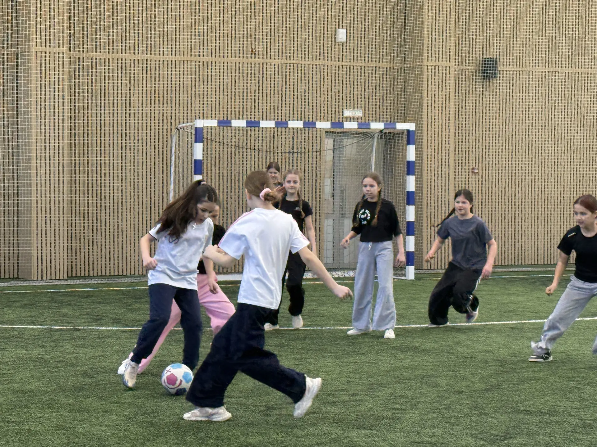 👧🏽⚽️  Сегодня команды 5а, 6а и 6б классов отправились покорять футбольные поля! 🏆  А пока ждали свой