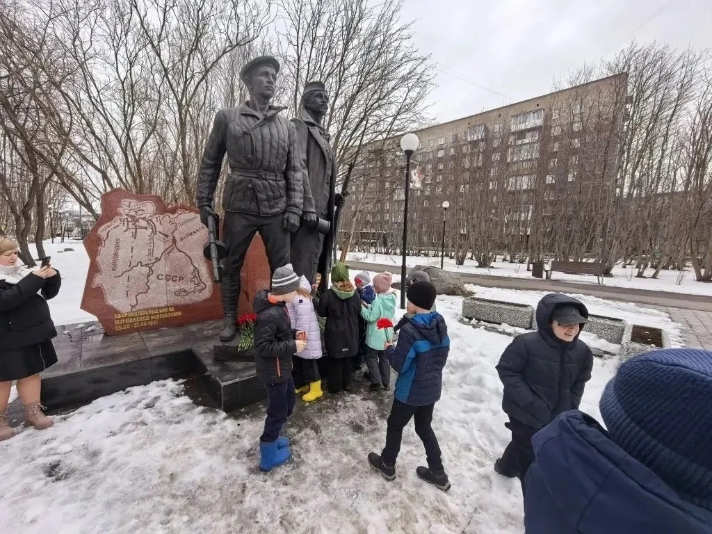 🎖 В рамках Всероссийской акции «Цветы солдату» ученики третьих классов нашей школы вместе с классным
