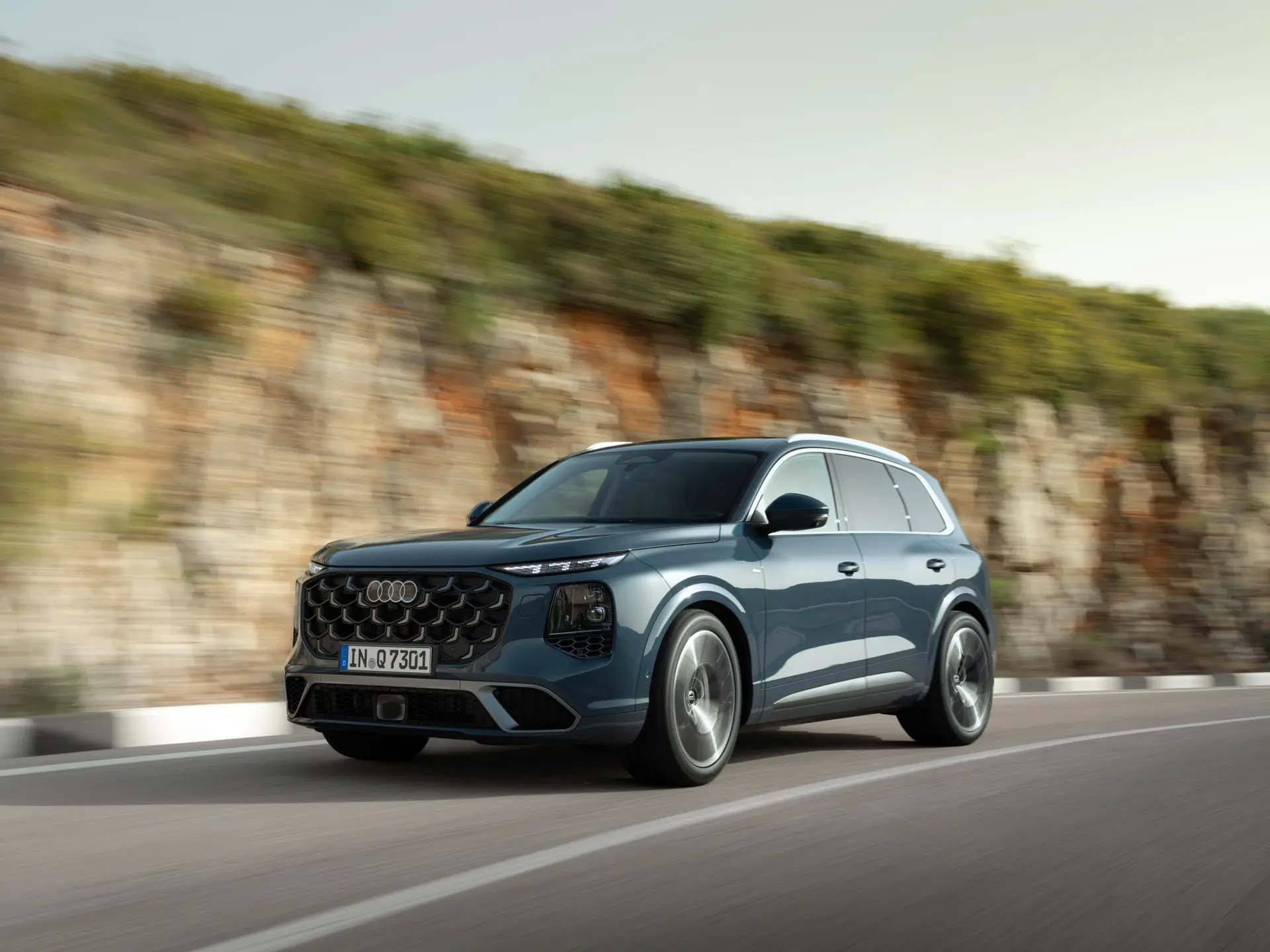 Audi выкатила новую Q7 — из салона убрали почти все кнопки, заменив их тройной порцией экранов.

Мод