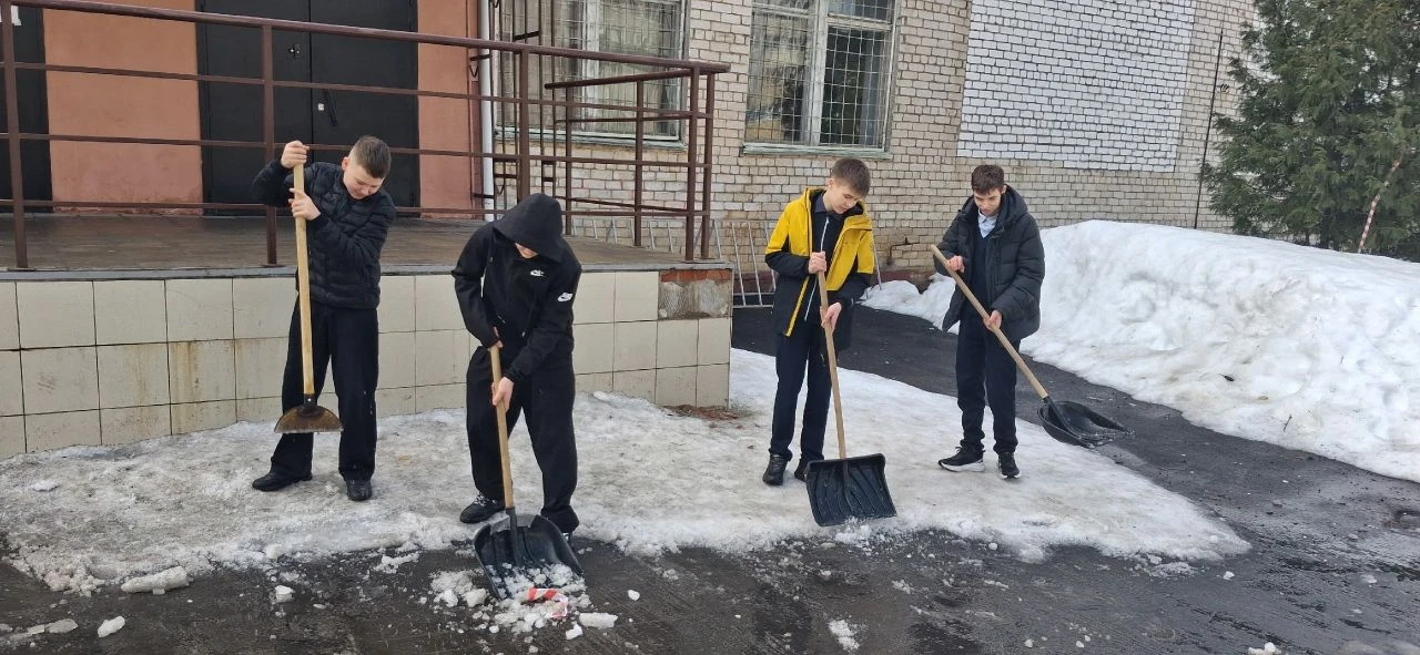 🌳 Присоединяемся к весеннему обновлению города!  27 марта наша школа активно принимает участие в общ