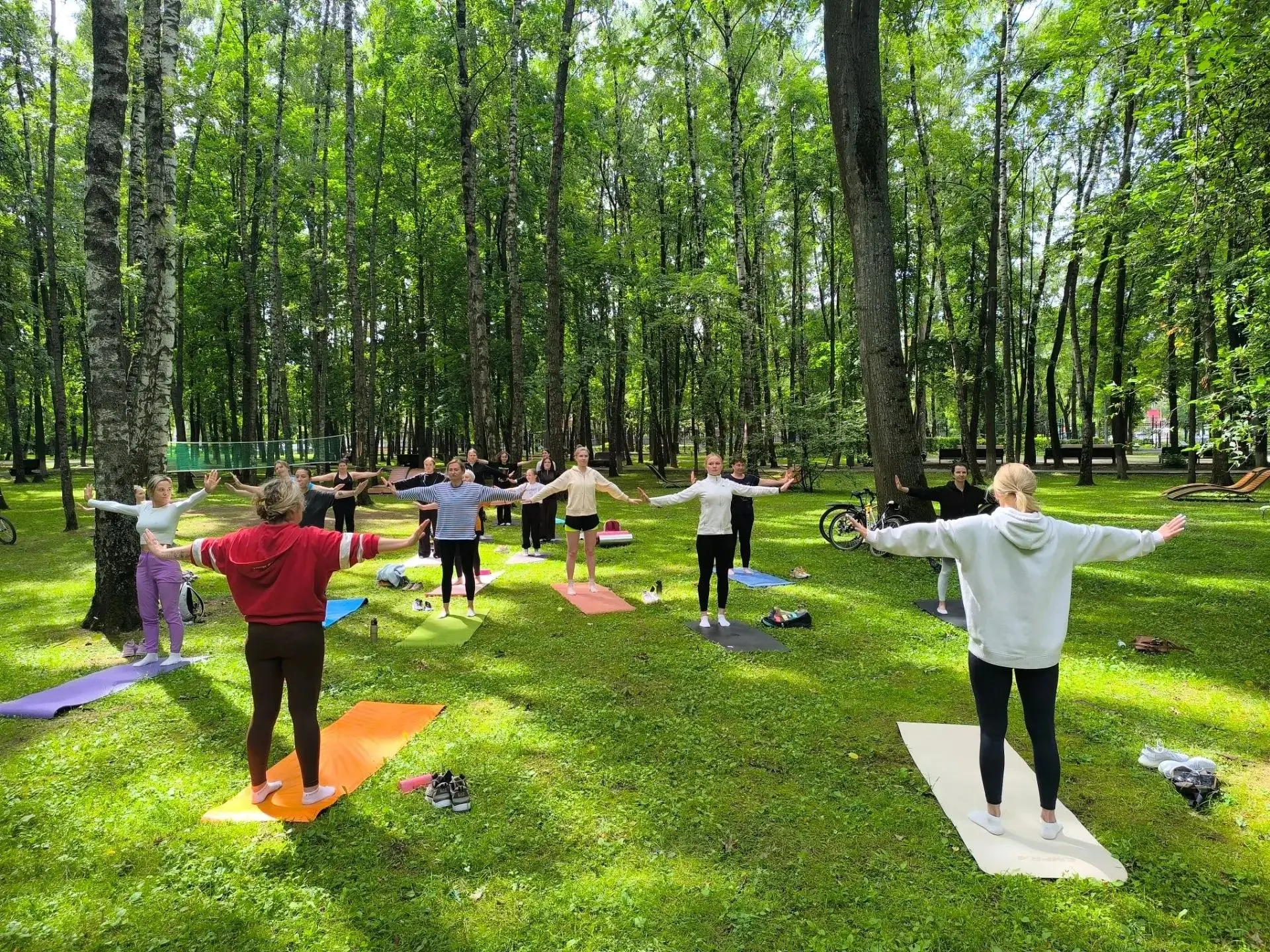 Солнце, трава и дыхание полной грудью ☀️🌿Друзья, какое же это счастье — заниматься йогой на свежем 