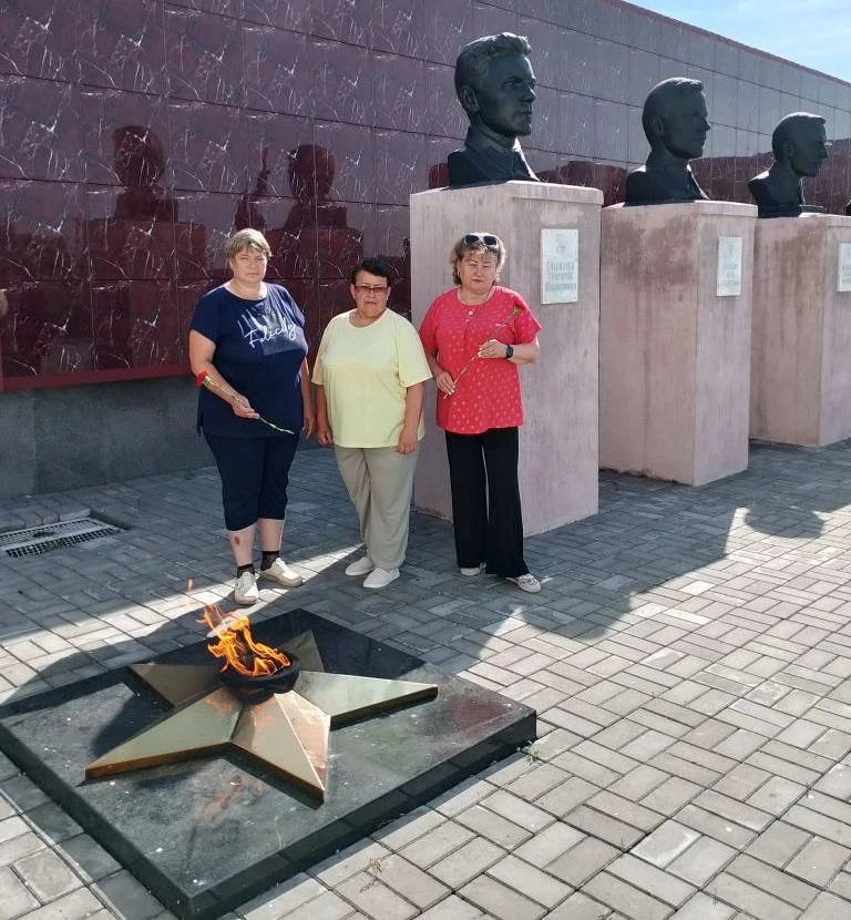 #социальныеработники  Горьковского городского округа в День памяти и скорби возложили цветы к вечном