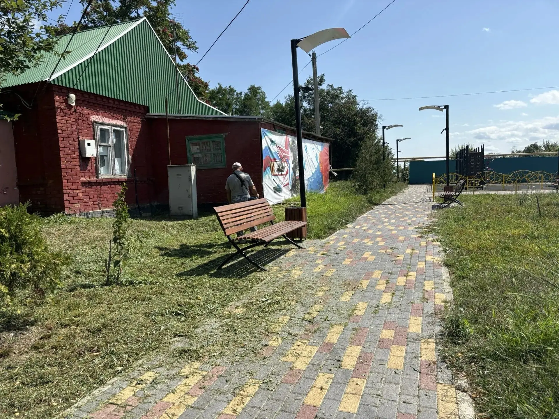 Работником по благоустройству проводится работа по покосу сорной растительности на терр...