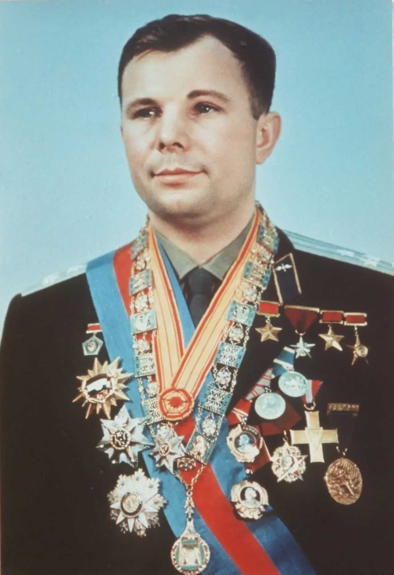 12 апреля 1961 года на земную орбиту вывели первый в мире космический корабль-спутник с...
