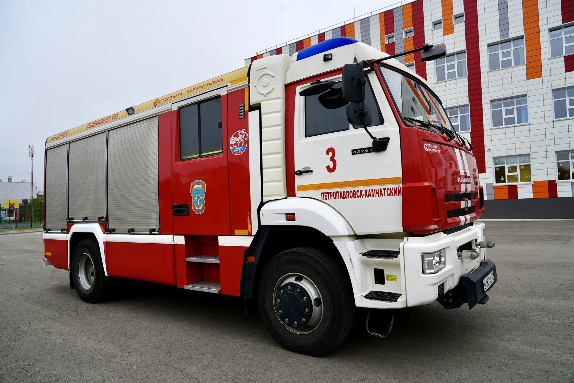 Пожарный расчёт приехал на встречу со школьниками 🚒

В средней школе № 40 для воспитанников летнего