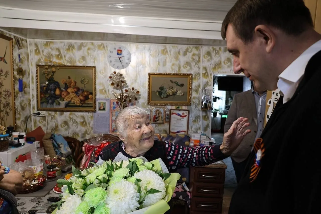 С праздником Великой Победы поздравил Владимир Векленко 97-летнюю труженицу тыла в Павловском Посаде