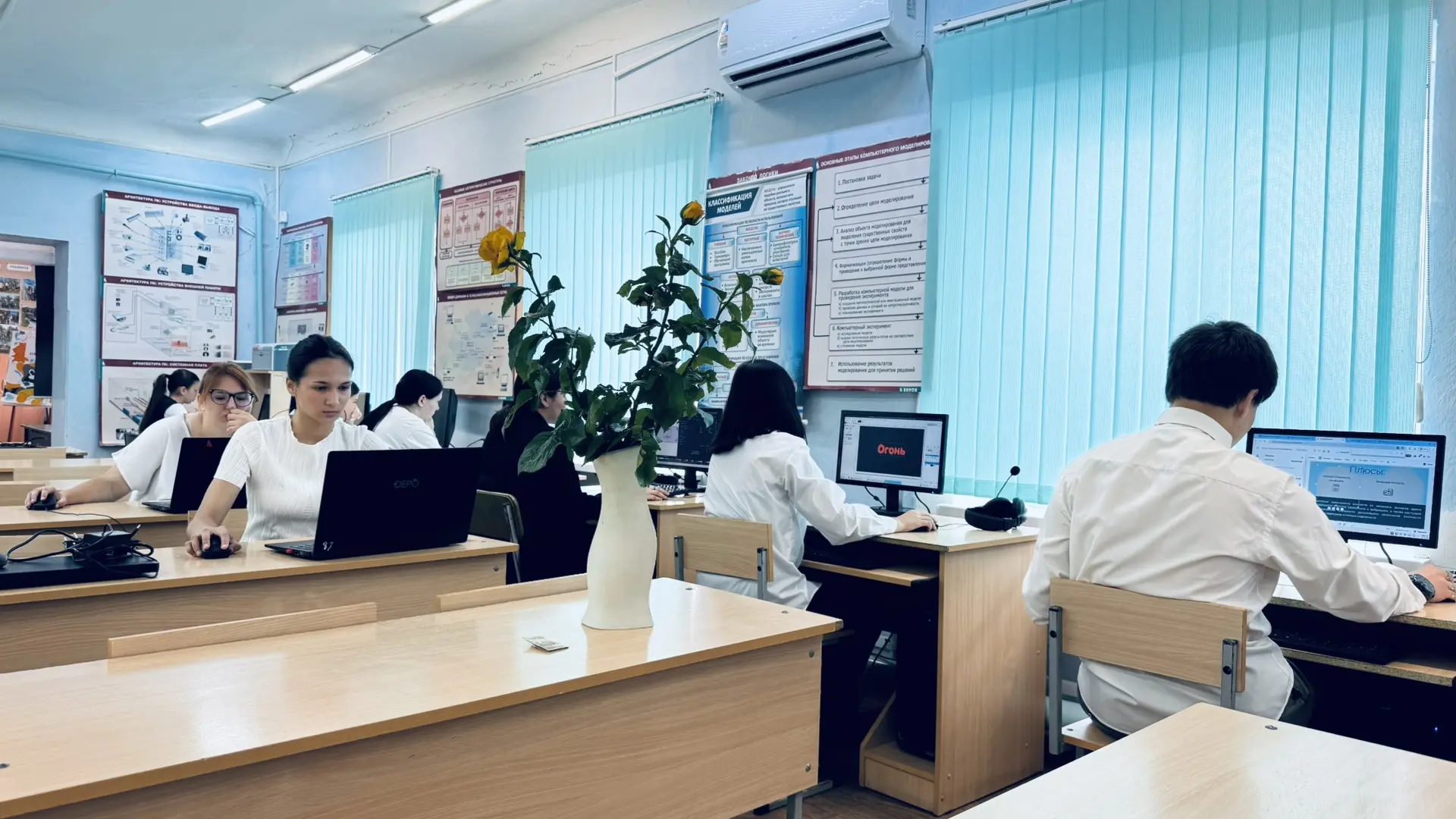 📱 Кто наполняет сайты новостями, размещает фотографии, публикует полезную информацию и следит за те