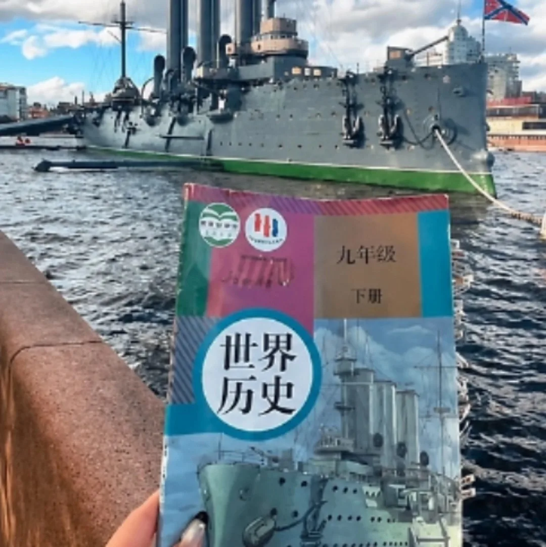 🦠 В китайских социальных сетях завирусился новый тренд: китайские туристы фотографирую...